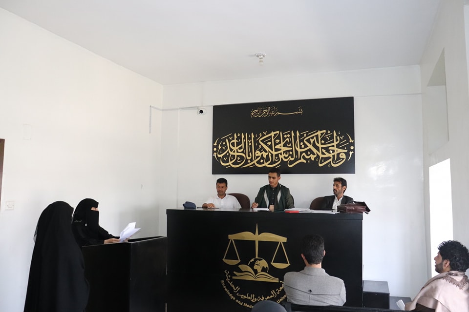 جامعة المعرفة والعلوم الحديثة تنفذ تدريبا عمليا لطلبة كلية الشريعة والقانون في المحكمة الصورية بالجامعة. 